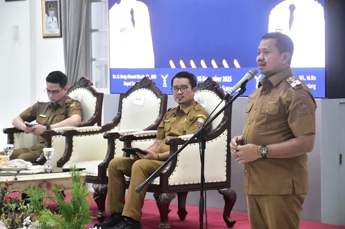 Bupati Sumedang Dony Ahmad Munir saat rakor dihadiri, Wakil Bupati M. Fajar Aldila, perangkat daerah, akademisi, dunia usaha, hingga lembaga kemasyarakatan.Diskomimfosanditik