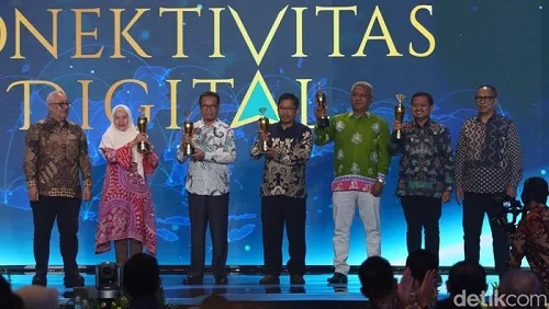 Penghargaan tersebut diberikan oleh Direktur Utama Detik.Com Abdul Aziz kepada Bupati Sumedang Dony Ahmad Munir di Golden Ballroom The Sultan Hotel Jakarta.Dok-Diskominfosanditik Sumedang