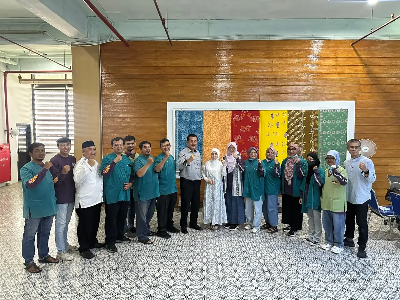 Kepala DKP3 Kota Depok, Dadan Rustandi memberikan dukungan kepada para petugas dan dokter hewan yang melakukan sterilisasi kucing. (Foto: DKP3)