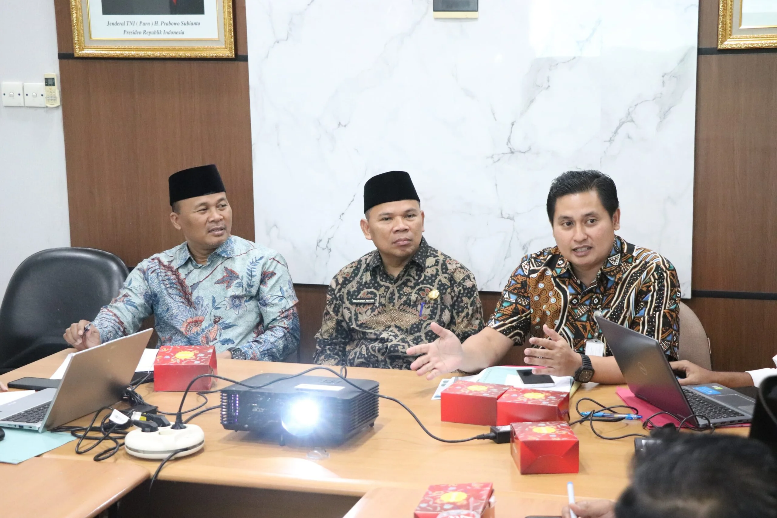 Kepala Bagian Kesra Kabupaten Bekasi Indra Satria Nugraha, dihadiri oleh Plt. Kepala Kementerian Agama Kabupaten Bekasi Umar Nasir Assubhi, Ketua Harian LPTQ Kabupaten Bekasi Enjuk Marjuki.Ist