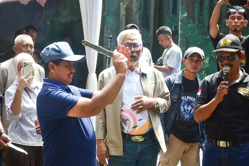 Bupati Sumedang Dony Ahmad Munir membuka kegiatan Kejuaraan Lempar Pisau dan Kampak Bupati Sumedang Cup di kawasan Tahura Gunung Kunci.Dok-Diskominfosanditik Sumedang
