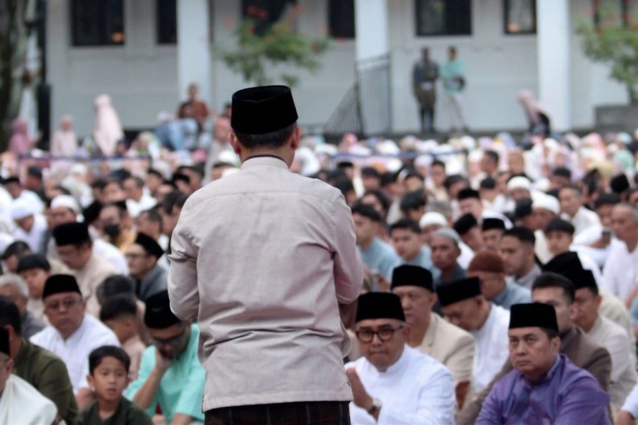 Ribuan warga memadati Plaza Balai Kota Bandung untuk melaksanakan Salat Idulfitri 1447 Hijriah yang berlangsung khidmat.Dok-Diskominfo Kota Bandung