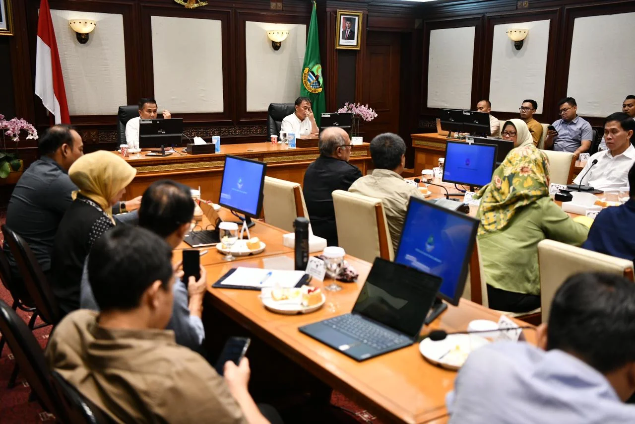 Penjabat Gubernur Jawa Barat Bey Machmudin saat Rapat Pimpinan, Gedung Sate, Kota Bandung, Selasa (7/1/2025).