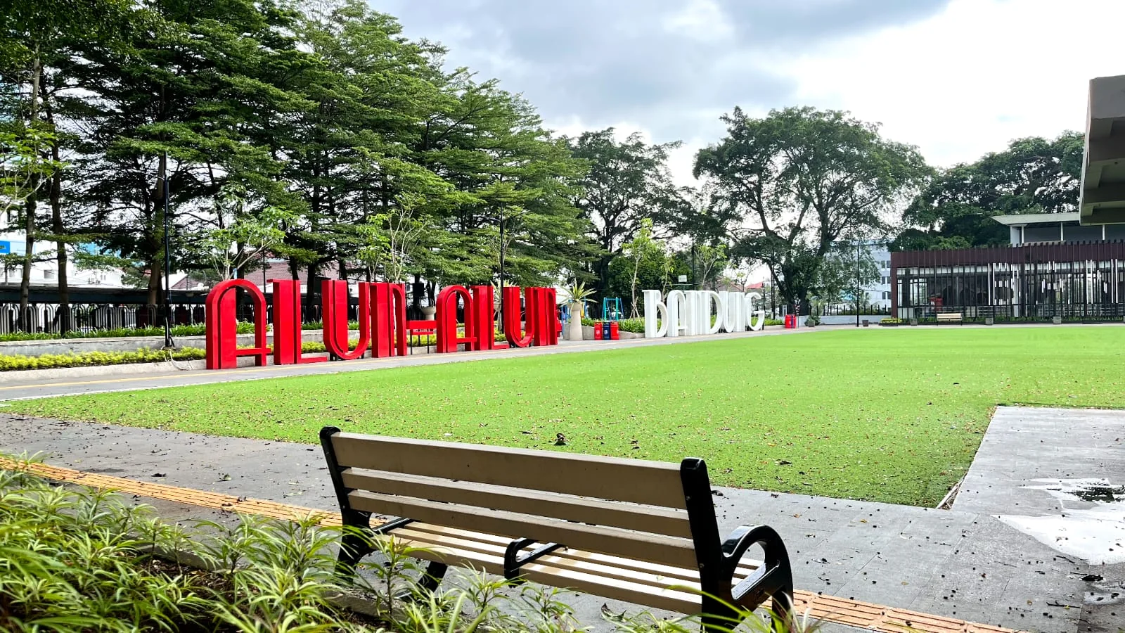 Taman Alun-Alun Bandung kini tampil lebih sejuk, bersih, dan nyaman setelah dilakukan revitalisasi oleh Pemerintah Kota Bandung.Dok-Diskominfo Kota Bandung