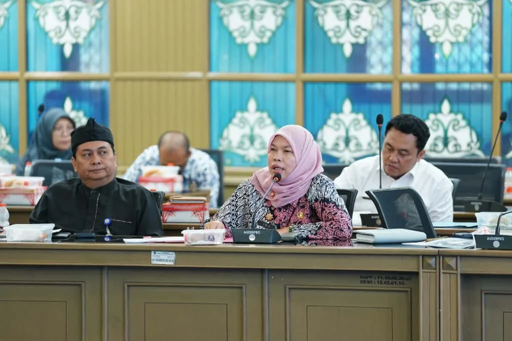 Pj Sekretaris Daerah (Sekda) Kabupaten Bekasi, Ida Farida didampingi Kepala Badan Perencanaan Pembangunan Daerah (Bappeda) Kabupaten Bekasi, Dwy Sigit Andrian, mengikuti Rapat Koordinasi Sinergitas Program Strategis Nasional Tahun 2025 di Ruang Rapat Soeh