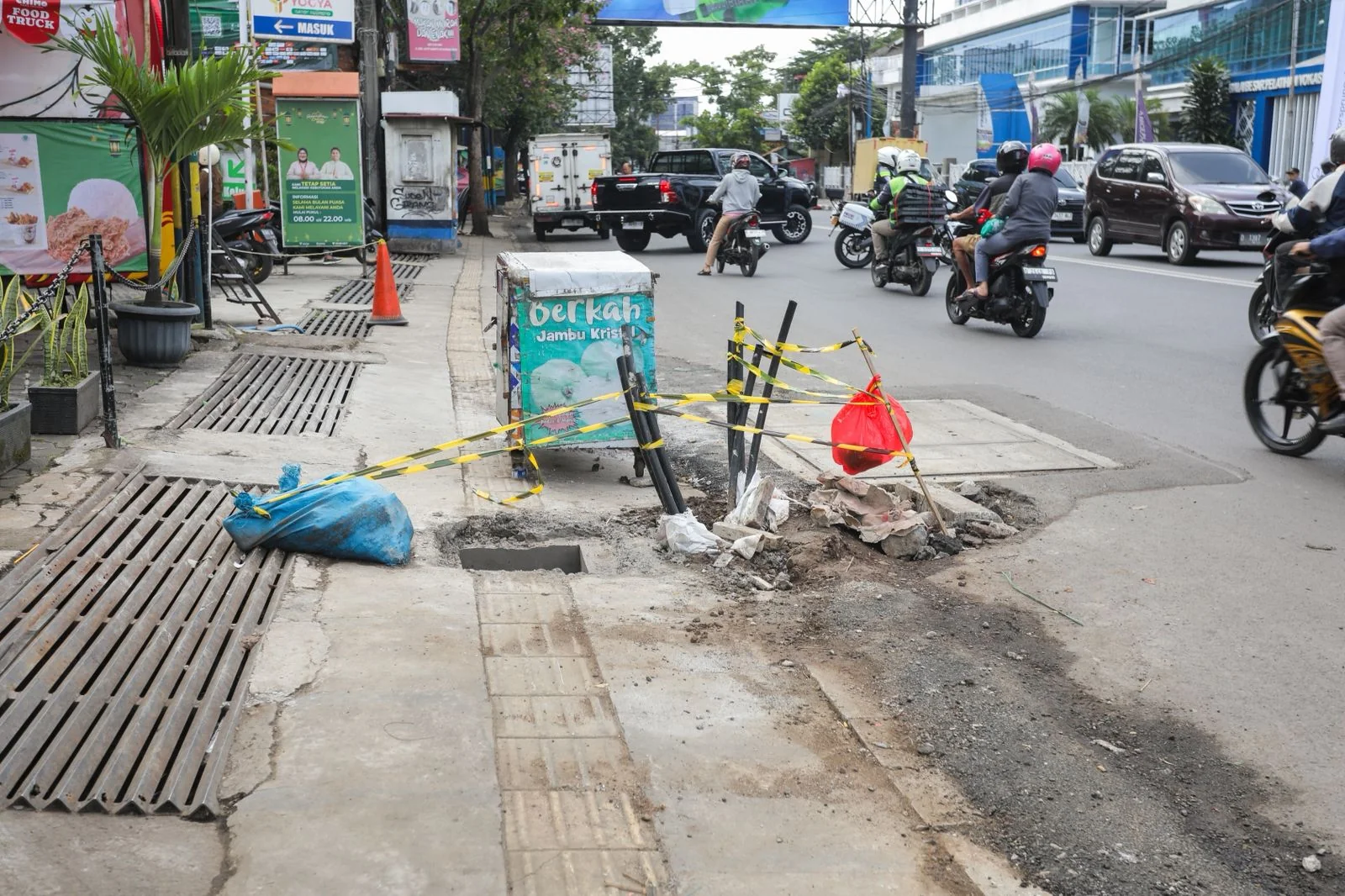 Tim proyek langsung bergerak melakukan perbaikan di berbagai titik agar kondisi jalan kembali rapi dan aman dilalui masyarakat.Dok-Diskominfo Kota Bandung