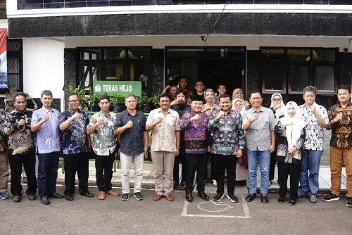 Inovasi tersebut mendapat apresiasi langsung dari Bupati Sumedang Dony Ahmad Munir karena dinilai mampu menarik perhatian investor internasional.Dok-Diskomimfosanditik