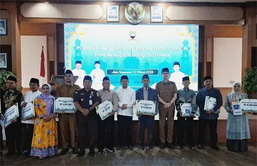 Bupati Sumedang Dony Ahmad Munir didampingi Wakil Bupati M. Fajar Aldila menyerahkan insentif bagi tenaga pendidik Diniyah atau guru ngaji (TPA, TPQ, dan DTA) secara simbolis.Dok-Diskominfosanditik Sumedang