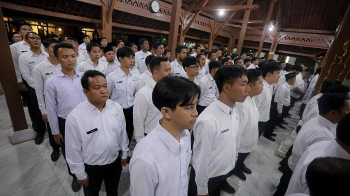 Sejumlah PPPK Paruh Waktu Pemkot Bandung saat dilantik di Pendopo, Senin malam,  27 Oktober 2025. (Diskominfo Kota Bandung)