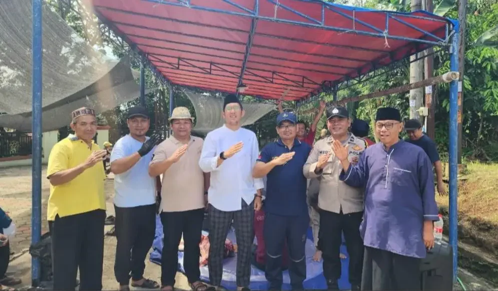 Lurah Pengasinan, Ari Andriana Wijaya (tengah) monitoring pelaksanaan pemotongan hewan kurban Iduladha 1447 Hijriah, (Foto: Narasumber)
