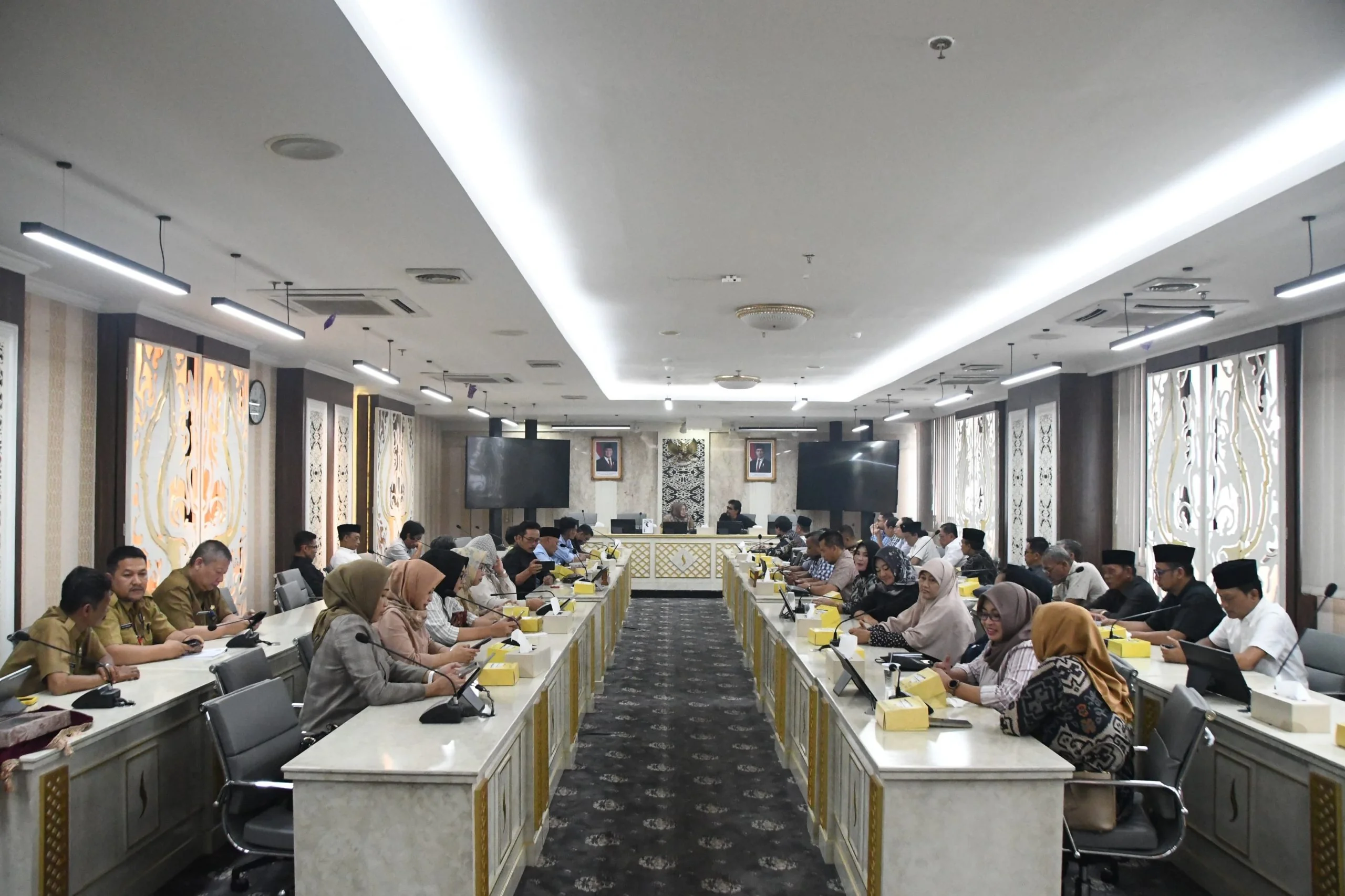 Plh Sekretaris DPRD Provinsi Jawa Barat Iis Rostiasih menerima kunjungan kerja Komisi I hingga IV Dewan Perwakilan Rakyat Daerah (DPRD) Kabupaten Wonogiri, Provinsi Jawa Tengah di ruang Badan Musyawarah (Banmus) DPRD Jawa Barat, Kota Bandung, Senin (16/12