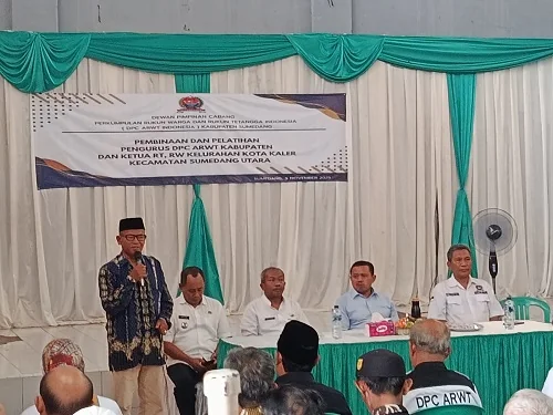 Bupati Sumedang Dony Ahmad Munir saat membuka  Pembinaan dan Pelatihan Ketua RT/RW se-Kecamatan Sumedang Selatan dan Sumedang Utara 2025.Ist