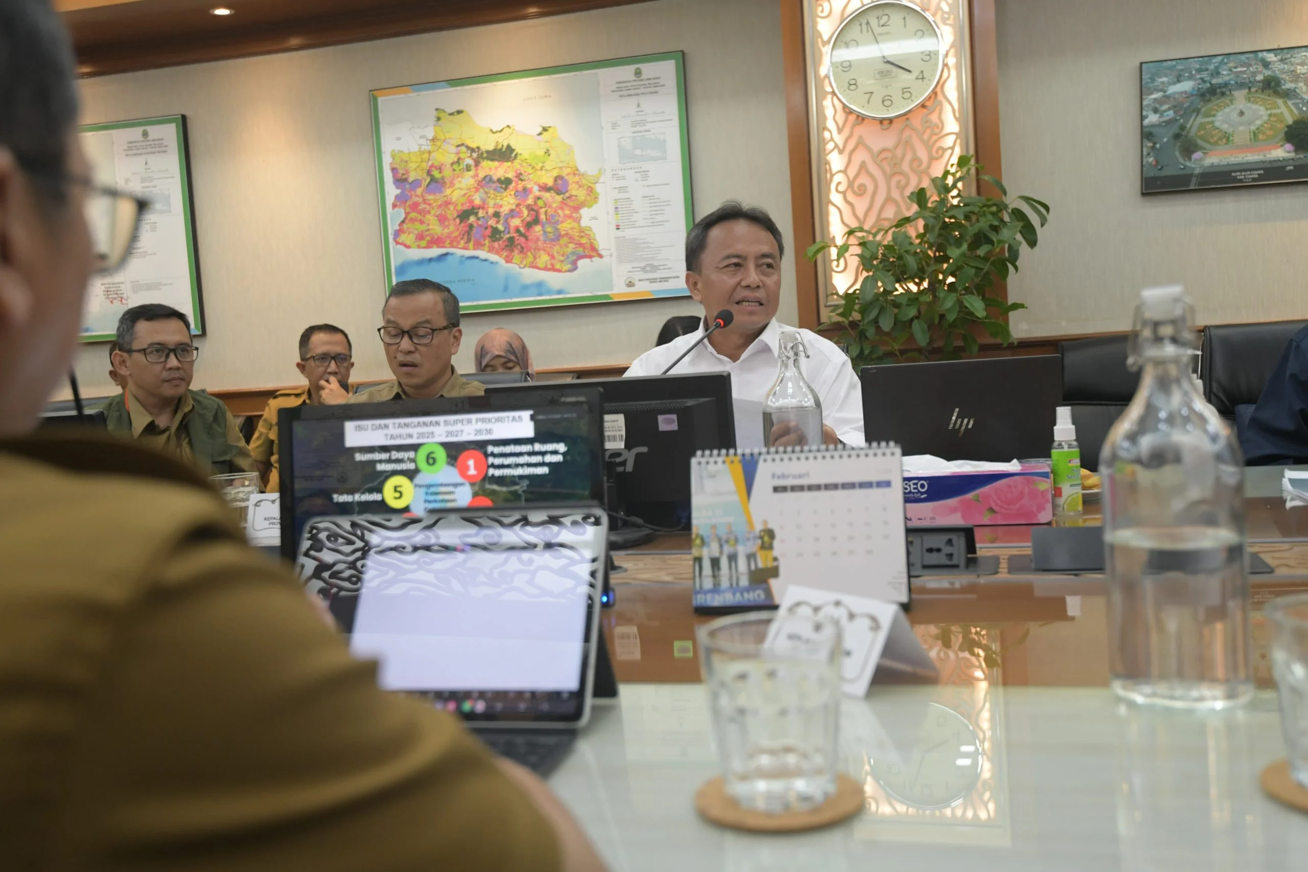 Sekretaris Daerah Provinsi Jawa Barat Herman Suryatman memimpin rapat Percepatan Pembangunan Cekungan Bandung di kantor Bappeda Jabar, Kota Bandung, Senin,  10 Februari 2025.