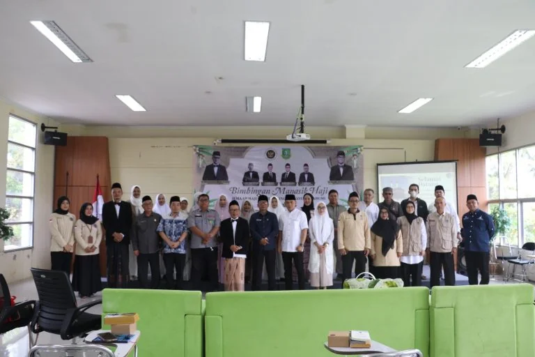 Asisten Daerah Bidang Pemerintahan dan Kesejahteraan Rakyat Sekretariat Daerah Kota Sukabumi Fajar Rajasa, ketika membuka bimbingan manasik haji yang digelar di Kantor Kementerian Haji dan Umrah Kota Sukabumi.Dok-Diskominfo Kota Sukabumi