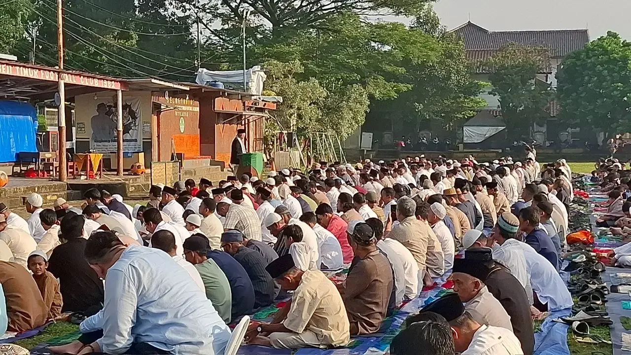 Pelaksanaan Salatidul Fitri 1447 Hijriah yang digelar jemaah Muhammadiyah di Lapangan HW Beji Timur, Kelurahan Beji Timur, Kota Depok, pada Jumat (20/3/2026). (Foto: Diskominfo Depok).