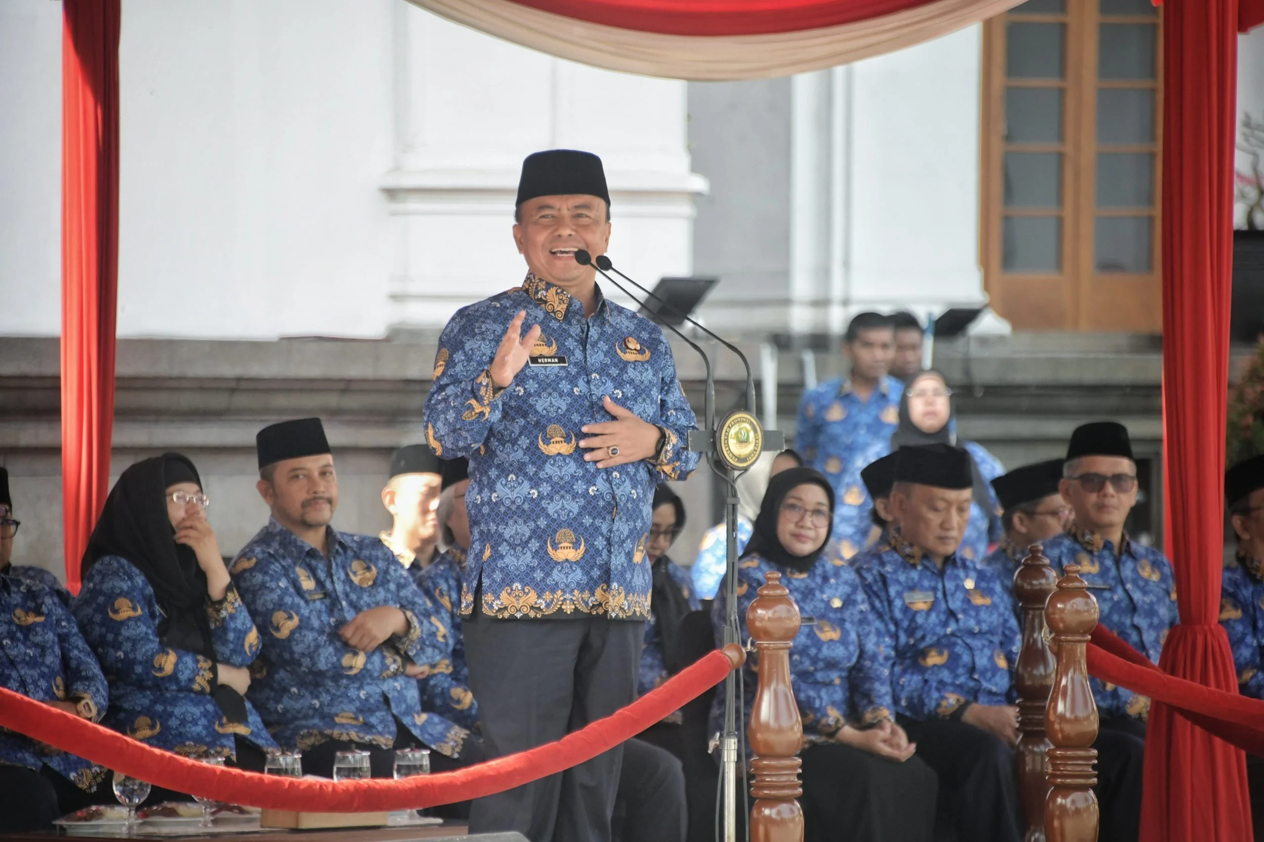 Sekretaris Daerah Provinsi Jawa Barat Herman Suryatman memimpin upacara HUT Ke-53 Korps Pegawai Republik Indonesia (Korpri) Tahun 2024 di halaman depan Gedung Sate, Kota Bandung, Jumat (29/11/2024).(Foto: Biro Adpim Jabar)