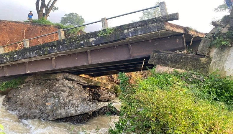 Terputusnya sejumlah jembatan  beberapa daerah di Sukabumi terisolir karena akses jalan tidak bisa dilalui oleh kendaraan roda dua maupun roda empat.