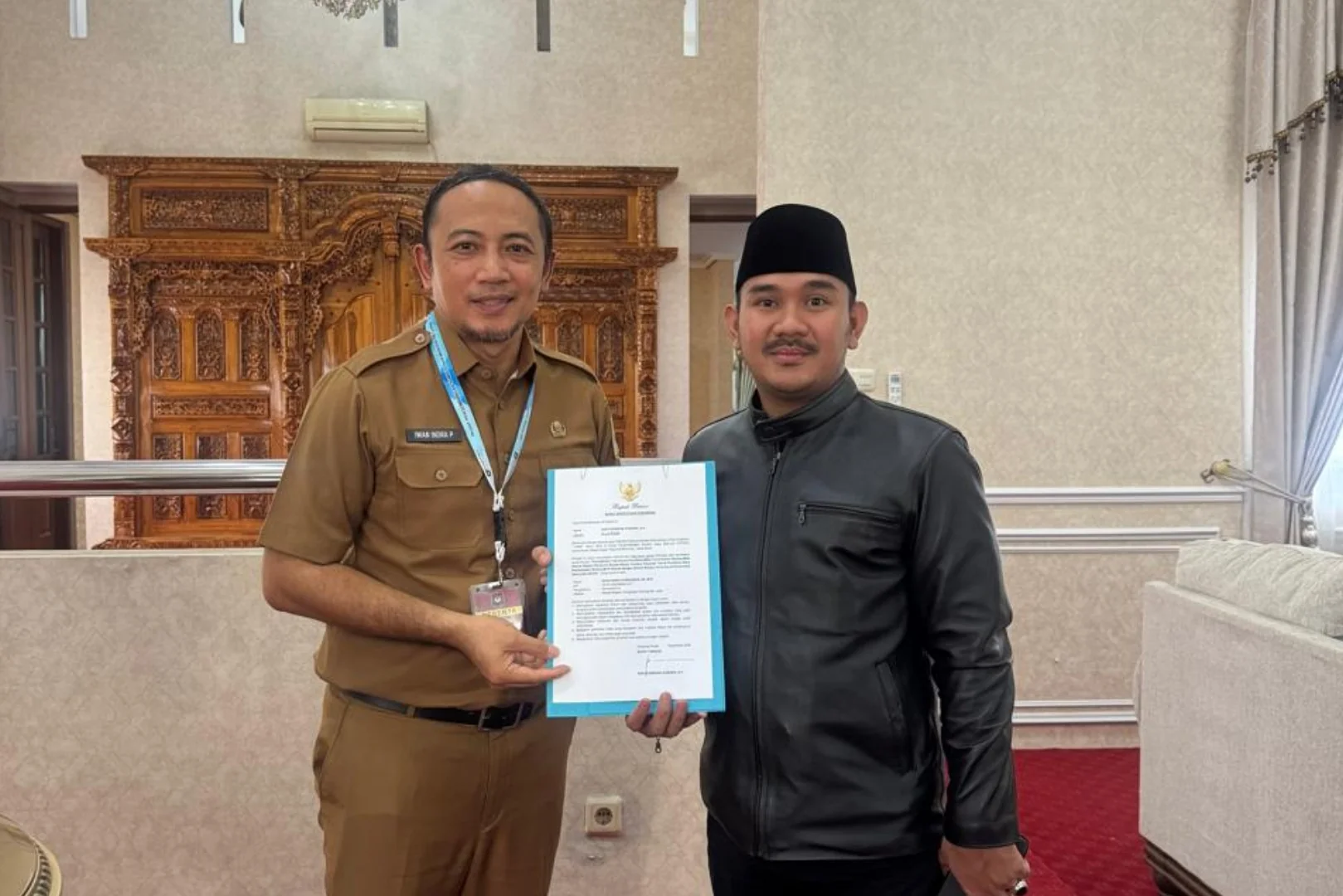 Bupati Bekasi dan Kepala Bagian Pengadaan Barang dan Jasa Setda Kabupaten Bekasi, Iwan Indra Purnawan.Ist