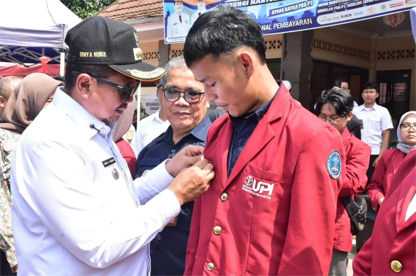 Bupati Sumedang Dony Ahmad Munir melepas sebanyak 485 mahasiwa  Universitas Pendidikan Indonesia (UPI) untuk Kuliah Kerja Nyata (KKN) di halaman Kantor Kecamatan Cisitu.Dok-Diskominfosanditik Sumedang