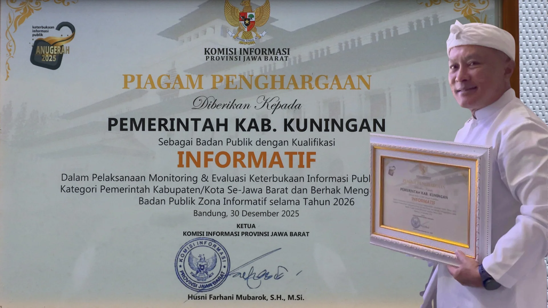 Penghargaan tersebut diterima langsung oleh Bupati Kuningan, Dr. H. Dian Rachmat Yanuar, M.Si, dan diserahkan oleh Gubernur Jawa Barat, Dedi Mulyadi.Dok-IKP Diskomimfo