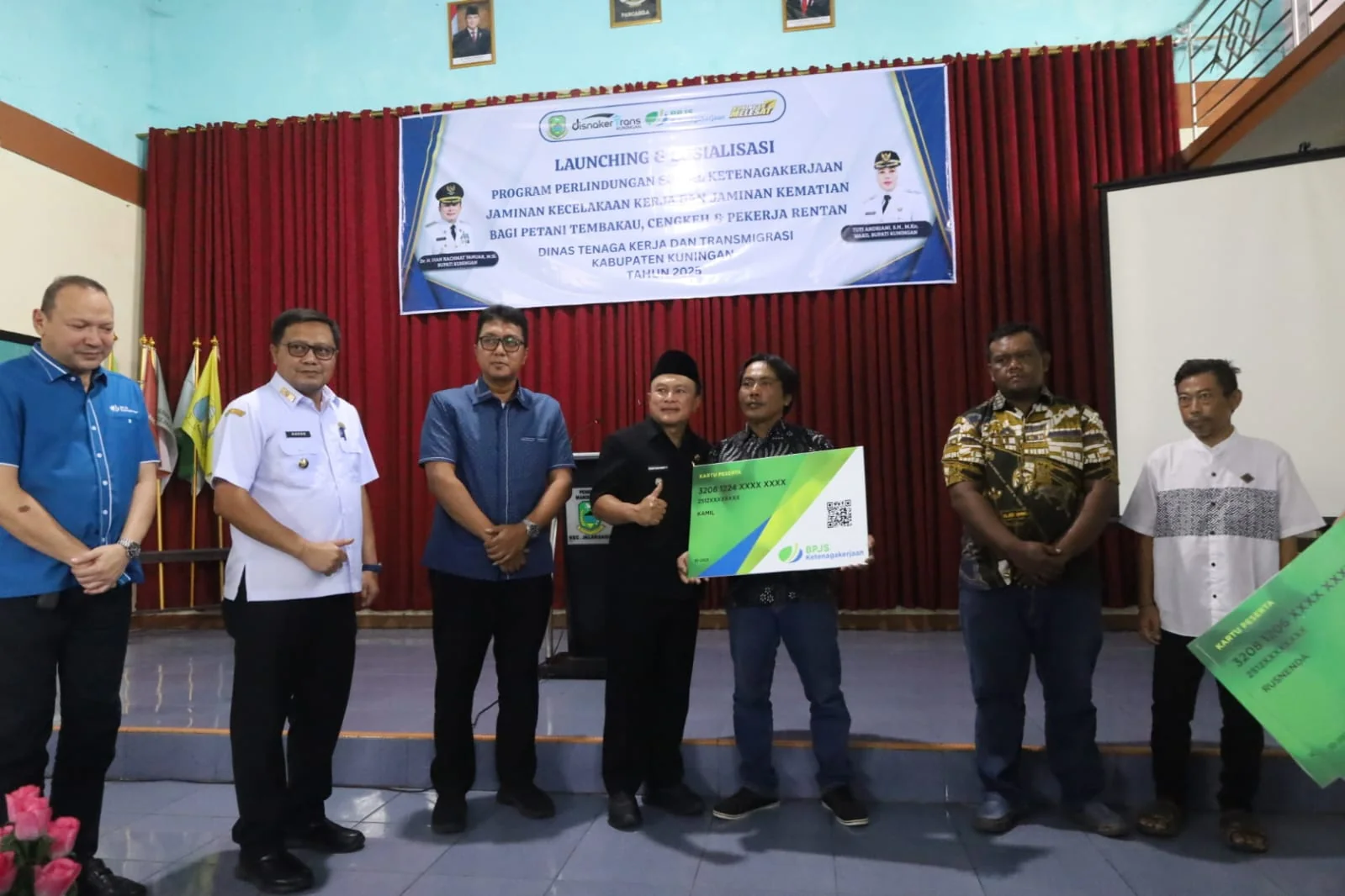 Penyerahan simbolis Kartu BPJS Ketenagakerjaan oleh Bupati Kuningan, Dr. H. Dian Rachmat Yanuar, M.Si.Ist