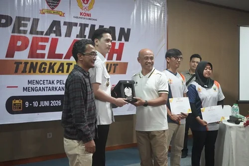 Penataran Pelatih Tingkat Lanjut KONI Kabupaten Sumedang Tahun 2026 berakhir dan ditutup Wakil Bupati Sumedang M. Fajar Aldila di Pondokan Hanjuang Hegar.Dok-Diskominfosanditik Sumedang