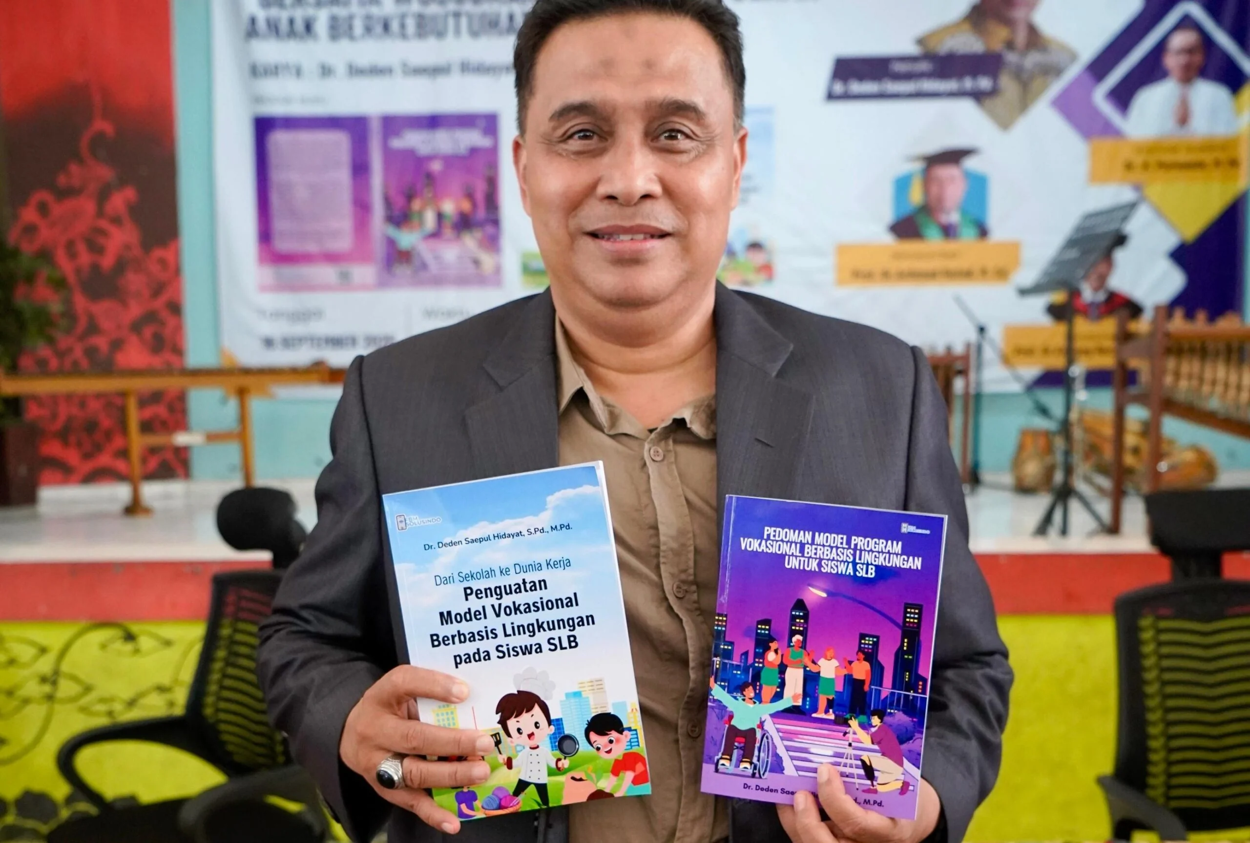 Sekdisdik Jabar, Deden Saepul Hidayat saat peluncuran dua buku program vokasional untuk siswa SLB di SLBN Cileunyi, Selasa, 16 September 2025.