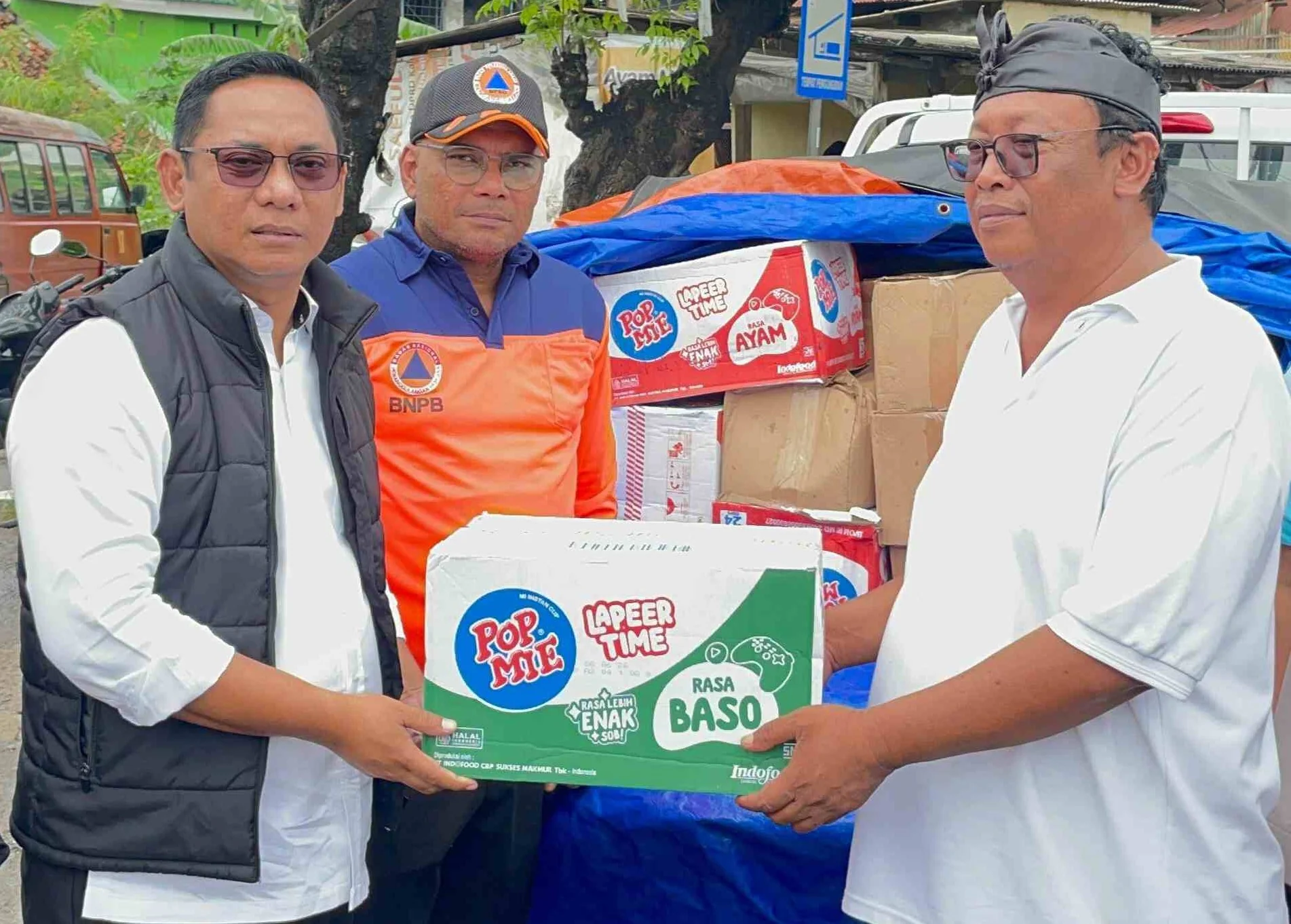 Plt Bupati Bekasi, dr. Asep Surya Atmaja, didampingi Kepala BPBD Kabupaten Bekasi, Muchlis dan Camat Cikarang Utara, Enop Can, meninjau lokasi banjir di Kampung Kali Ulu Kecamatan Cikarang Utara, pada Minggu (18/1/2026). Dok-Newsroom Diskominfosantik
