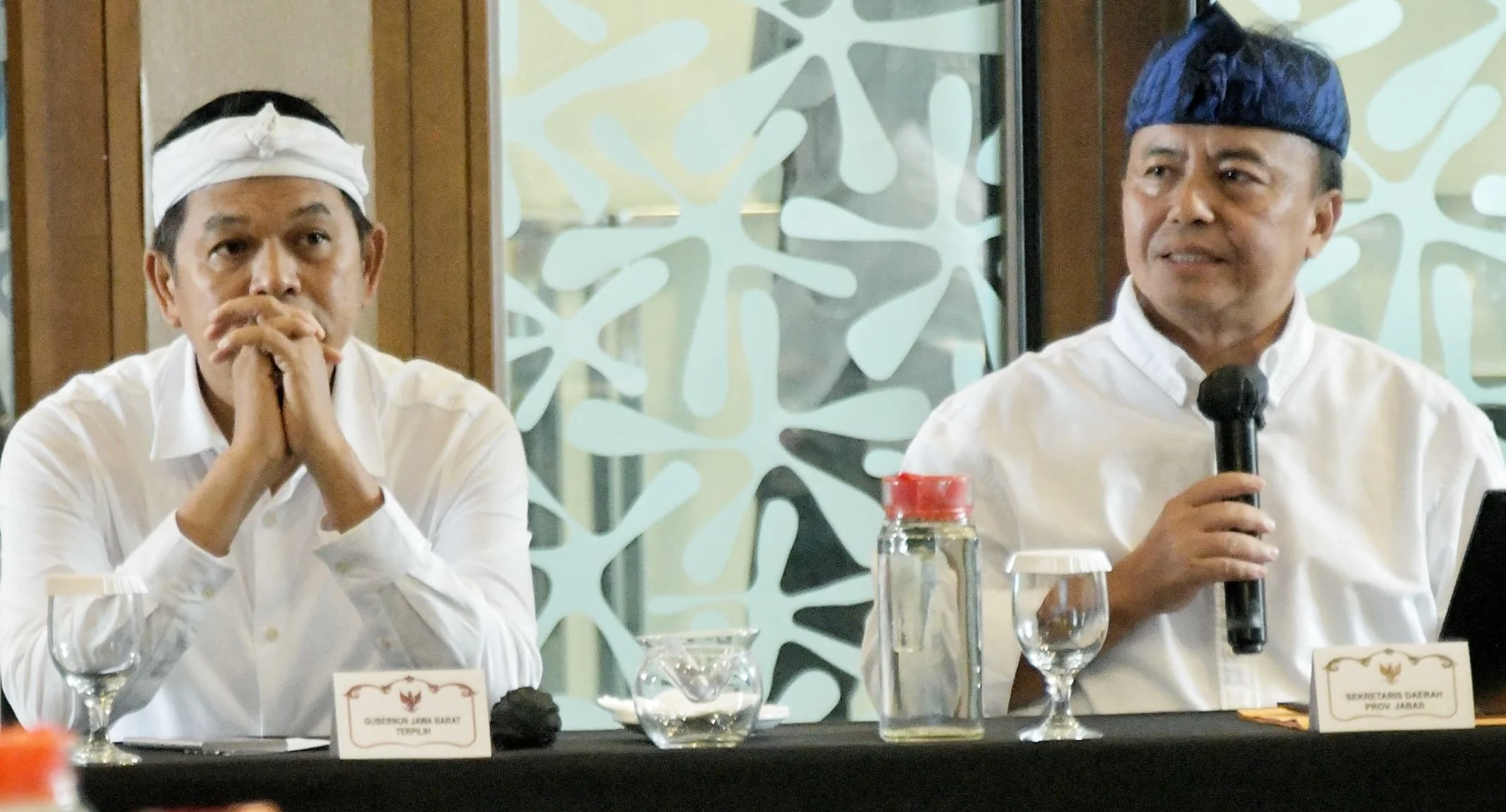Sekretaris Daerah (Sekda) Jawa Barat, Herman Suryatman (kanan) saat mendampingi Gubernur Jabar terpilih, Dedi Mulyadi.