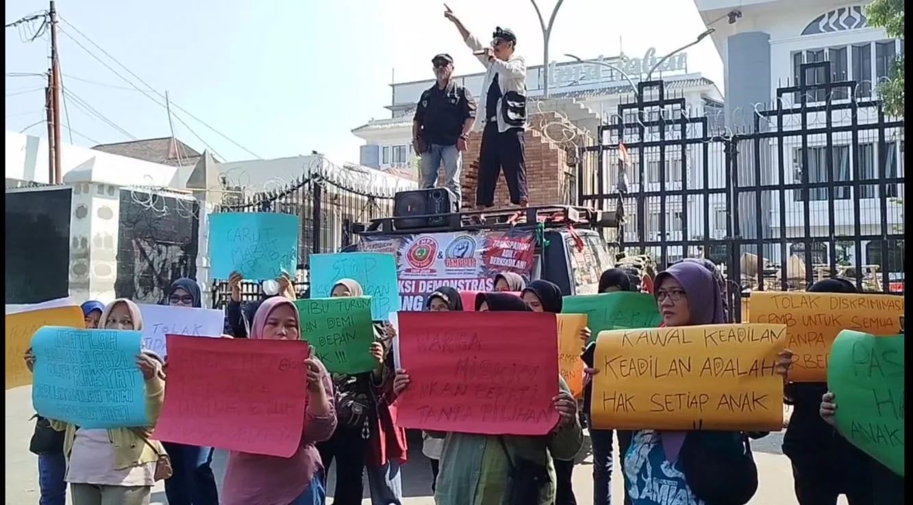 Masa ontrok DPRD Jabar, minta Kadisdik Jabar di copot.Dok-KabarSunda