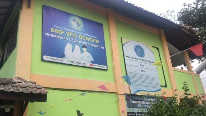 SMA Negeri 20 Kota Bekasi, enam tahun ngontrak gedung sekolah swasta YPII Bungur di Harapan Jaya, Kecamatan Bekasi Utara, Kota Bekasi.