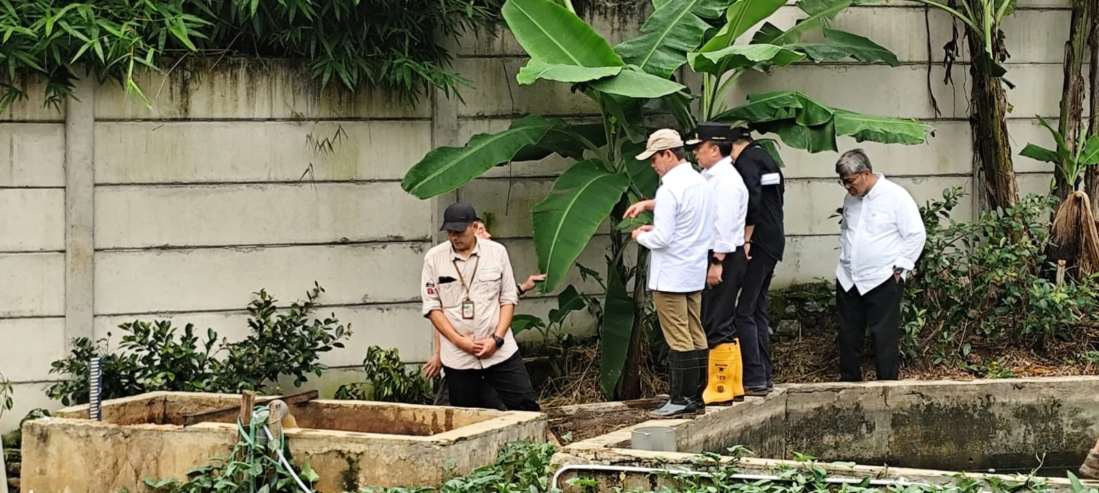 Herman Suryatman saat meninjau Tempat Pemrosesan Akhir (TPA) Sarimukti, Kabupaten Bandung Barat, Selasa (24/12/2024).