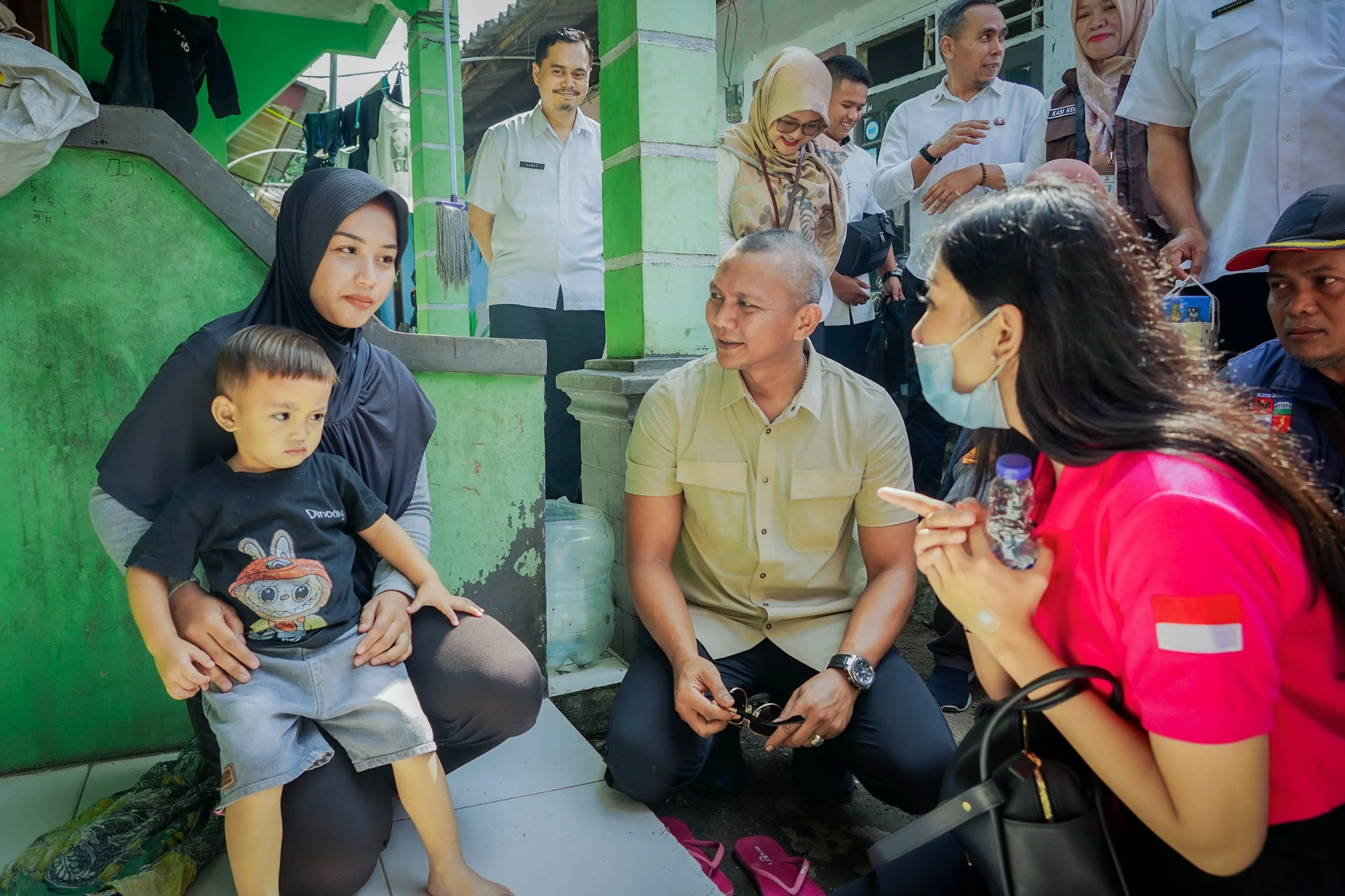 Wakil Wali Kota Bogor, Jenal Mutaqin, JCI Femme dan China Chambers berkesempatan melihat langsung kondisi empat balita di salah satu wilayah di Kelurahan Katulampa.Dok-Diskominfo Kota Bogor