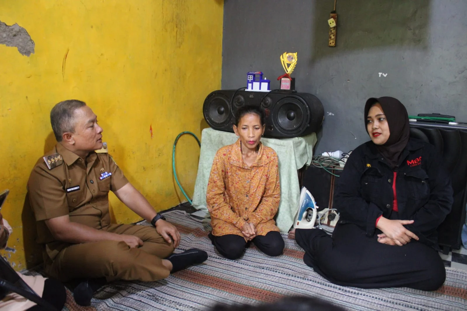 Bupati Kuningan, Dr. H. Dian Rachmat Yanuar, M.Si datang langsung meninjau kondisi hunian milik Ibu Iing.Dok-IKP/Diskominfo Kuningan
