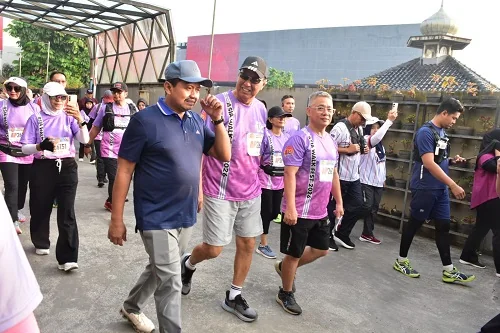 Bupati Sumedang Dony Ahmad Munir melepas langsung peserta Asia Walkfest 2026 Sumedang Walker x Plaza Asia di Asia Plaza Sumedang.Dok-Diskominfosanditik Sumedang