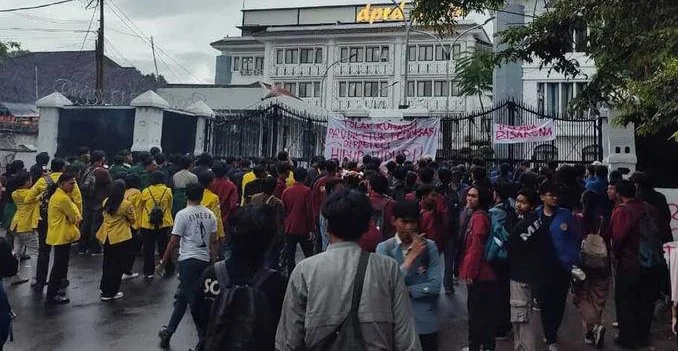 Mahasiswa Bandung Geruduk DPRD Jabar, Desak Revisi KUHAP Dicabut