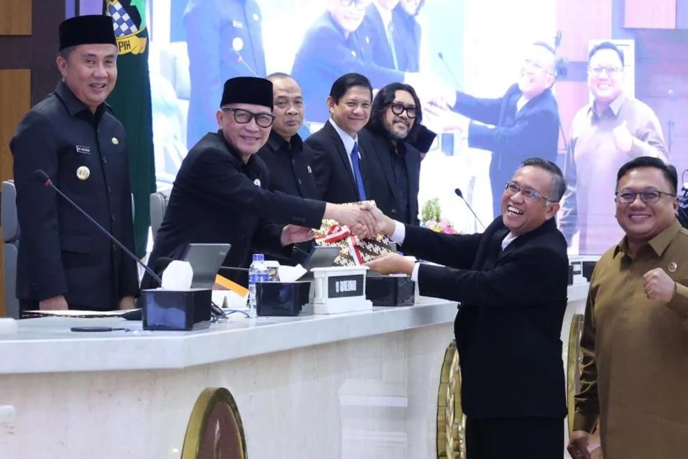 Pj Gubernur Jawa Barat Bey Machmudin Menghadiri Rapat Paripurna DPRD Provinsi Jawa Barat di Ruang Rapat Paripurna DPRD Provinsi Jawa Barat, Kota Bandung, Jumat (8/11/2024) (RizalFS/Dokpim Jabar)