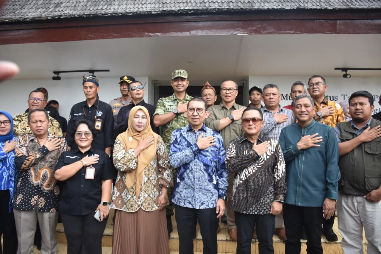 Menteri Kebudayaan RI Fadli Zon, didampingi Bupati Kuningan Dr. H. Dian Rachmat Yanuar, M.Si, Wakil Bupati Tuti Andriani, SH, M.Kn, Kepala Balai Pelestarian Kebudayaan Jawa Barat, Retno Raswanto, Sekda Kuningan, anggota DPR RI, Forkopimda, serta dihadiri