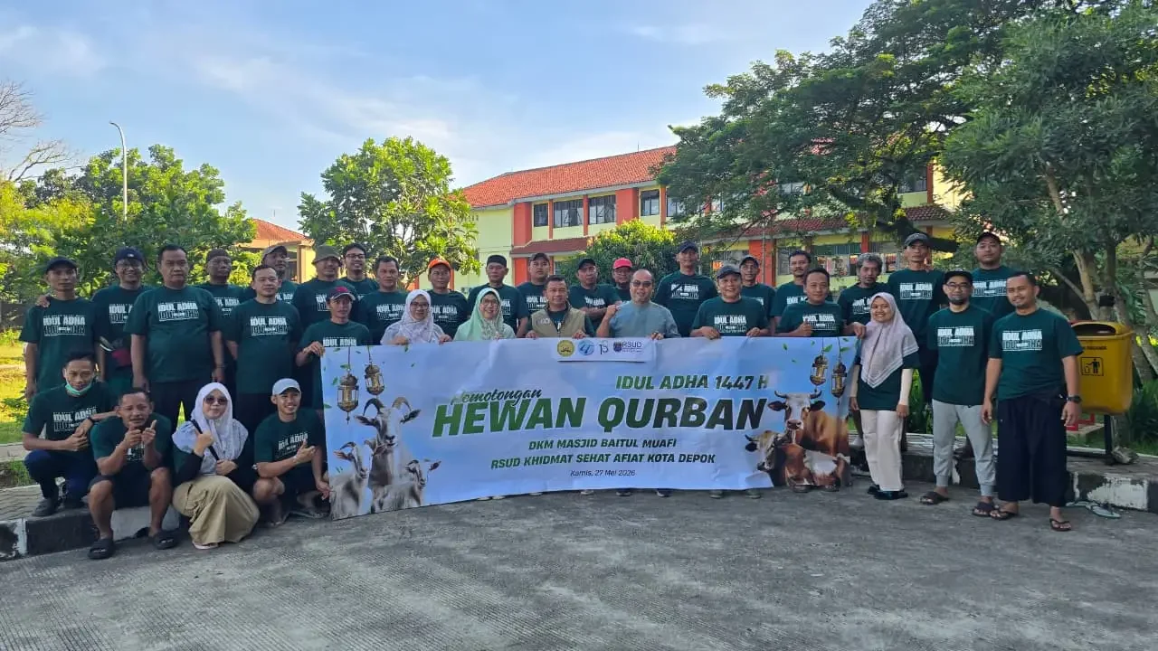Semangat berbagi dan kepedulian sosial mewarnai perayaan Iduladha 1447 H di RSUD Khidmat Sehat Afiat (KiSA) Kota Depok. Tahun ini, civitas RSUD KiSA berhasil menghimpun dan menyembelih 11 hewan kurban yang terdiri dari empat ekor sapi dan tujuh ekor kambi