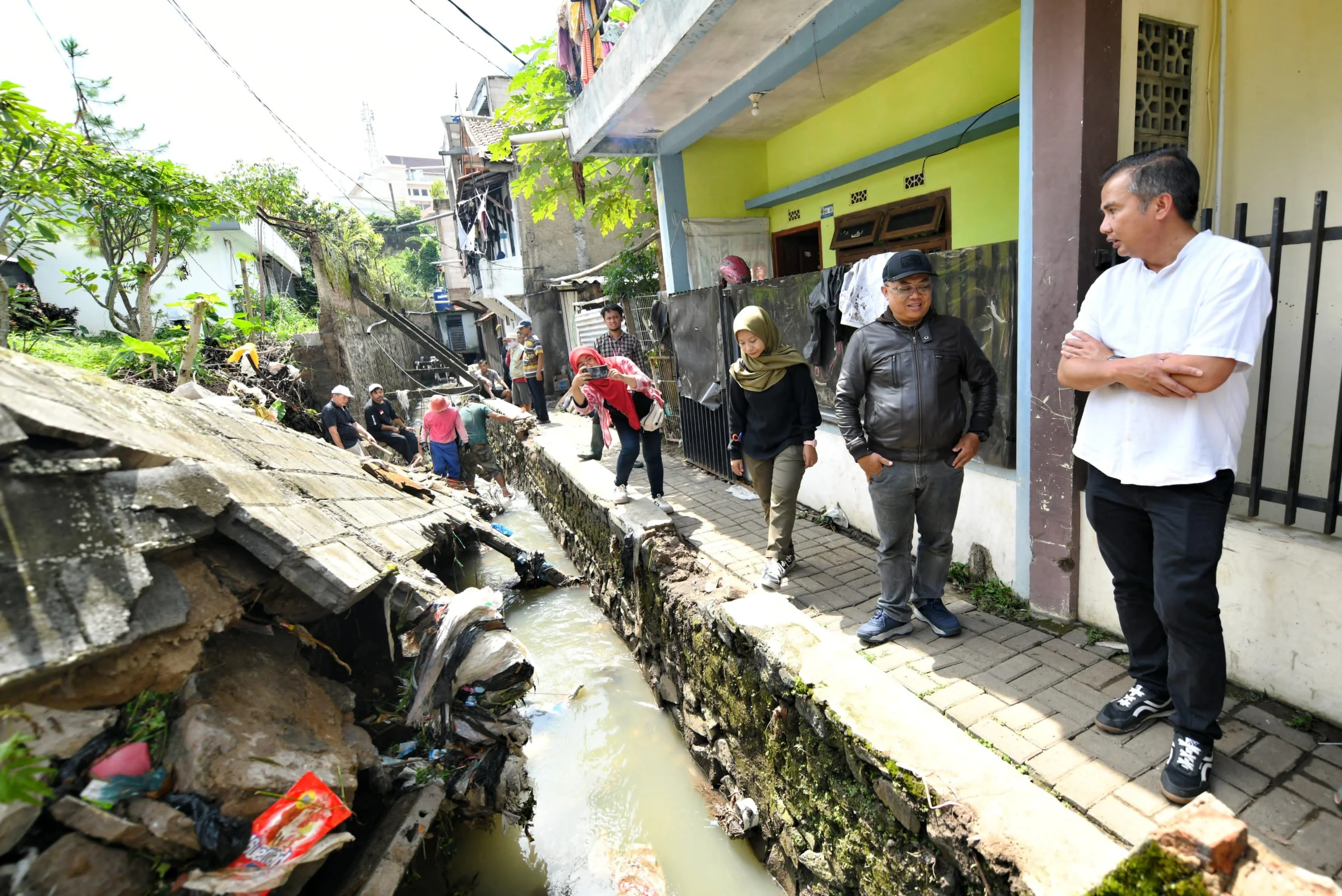 Pj Gubernur Jawa Barat Bey Machmudin meninjau rumah warga terdampak bencana banjir di Kelurahan Arjuna, Kota Bandung, Sabtu (25/1/2025).