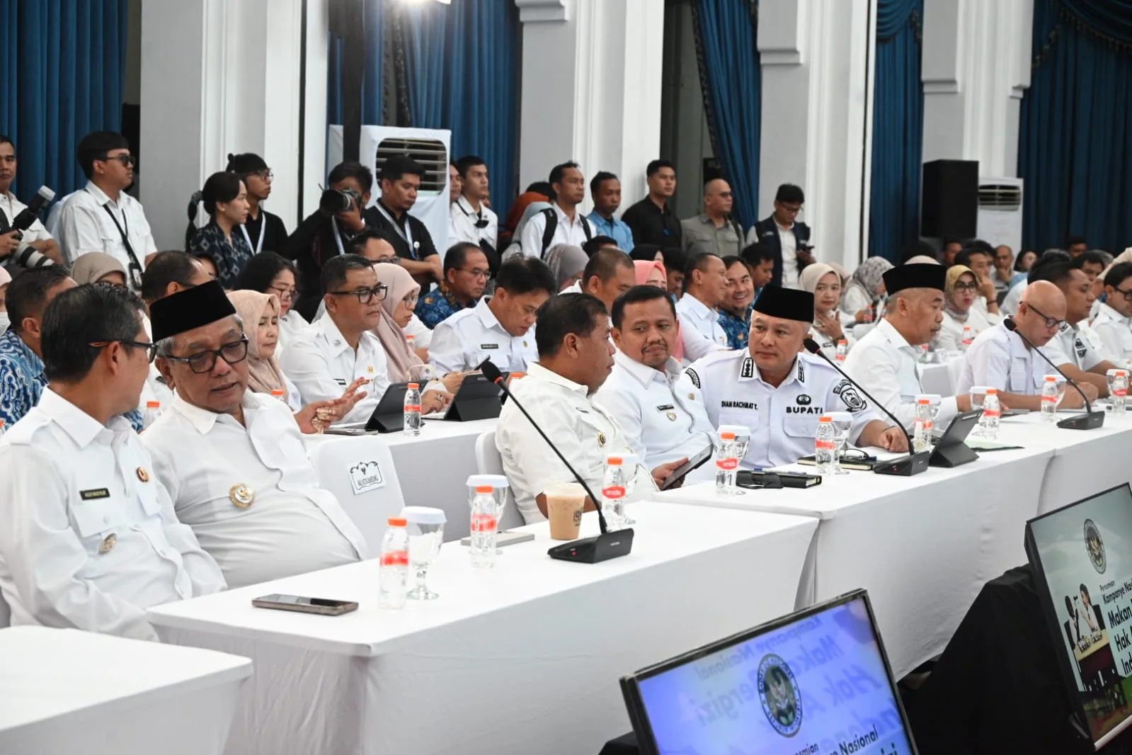 Kepala BPOM, Gubernur Jawa Barat, jajaran kepala daerah kabupaten/kota se-Jabar, serta perwakilan kementerian/lembaga terkait. Hadir juga Bupati Kuningan, Dr. H. Dian Rachmat Yanuar, M.Si. didampingi Sekda,  U Kusmana, S.Sos, M.Si.Ist