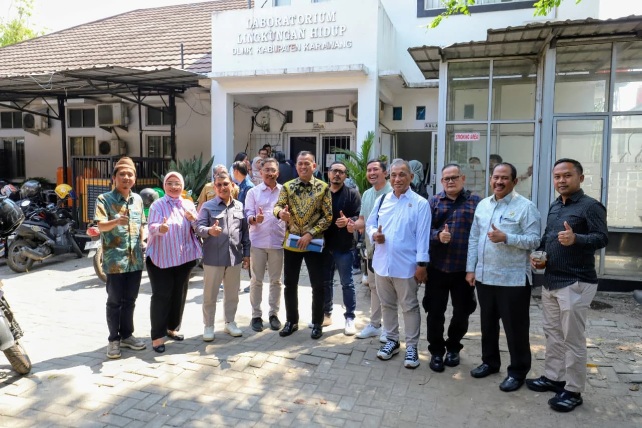 Pansus XV DPRD Provinsi Jawa Barat mendorong penguatan pengawasan terhadap pencemaran lingkungan di kawasan Daerah Aliran Sungai (DAS) Cilamaya melalui rapat kerja dan inspeksi lapangan di Kabupaten Karawang.Dok-Humas DPRD Jabar