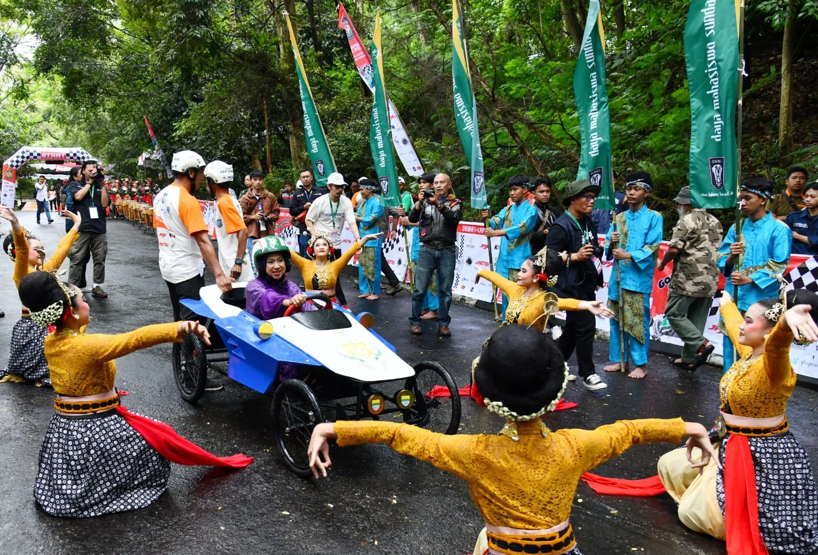 Lomba kereta peti sabun menarik ribuan pengunjung karena keunikannya dan sudah melegenda sejak pertama kali digelar tahun 1950-an.