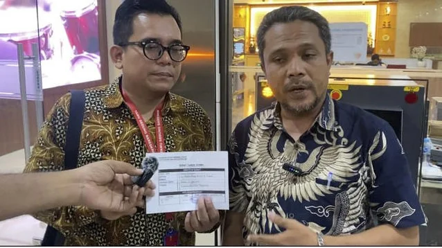 Orang tua murid yang mengadukan Gubernur Jabar, Dedi Mulyadi ke Bareskrim Polri.
(Foto Kumparan)