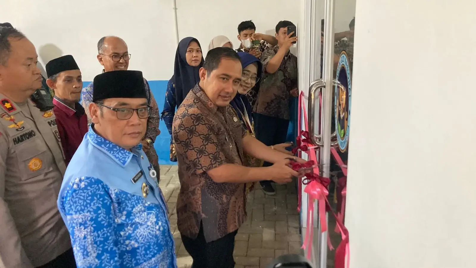 Wakil Wali Kota (Wawalkot) Depok, Chandra Rahmansyah meresmikan SPPG Rangkapan Jaya II dengan simbolis menggunti pita di depan pintu masul. (Foto: Diskominfo Depok)