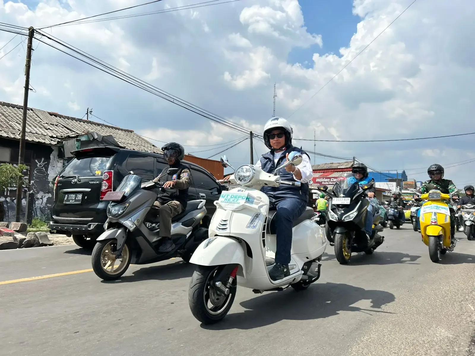 Wali Kota Depok Supian Suri konvoi bersama komunitas motor menuju lokasi puncak acara HUT ke-27 Kota Depok Perumahan Gardens at Candi Sawangan, Kecamatan Bojongsari, Jumat (01/05/26) siang. (Foto: JD 01/Diskominfo Depok).
