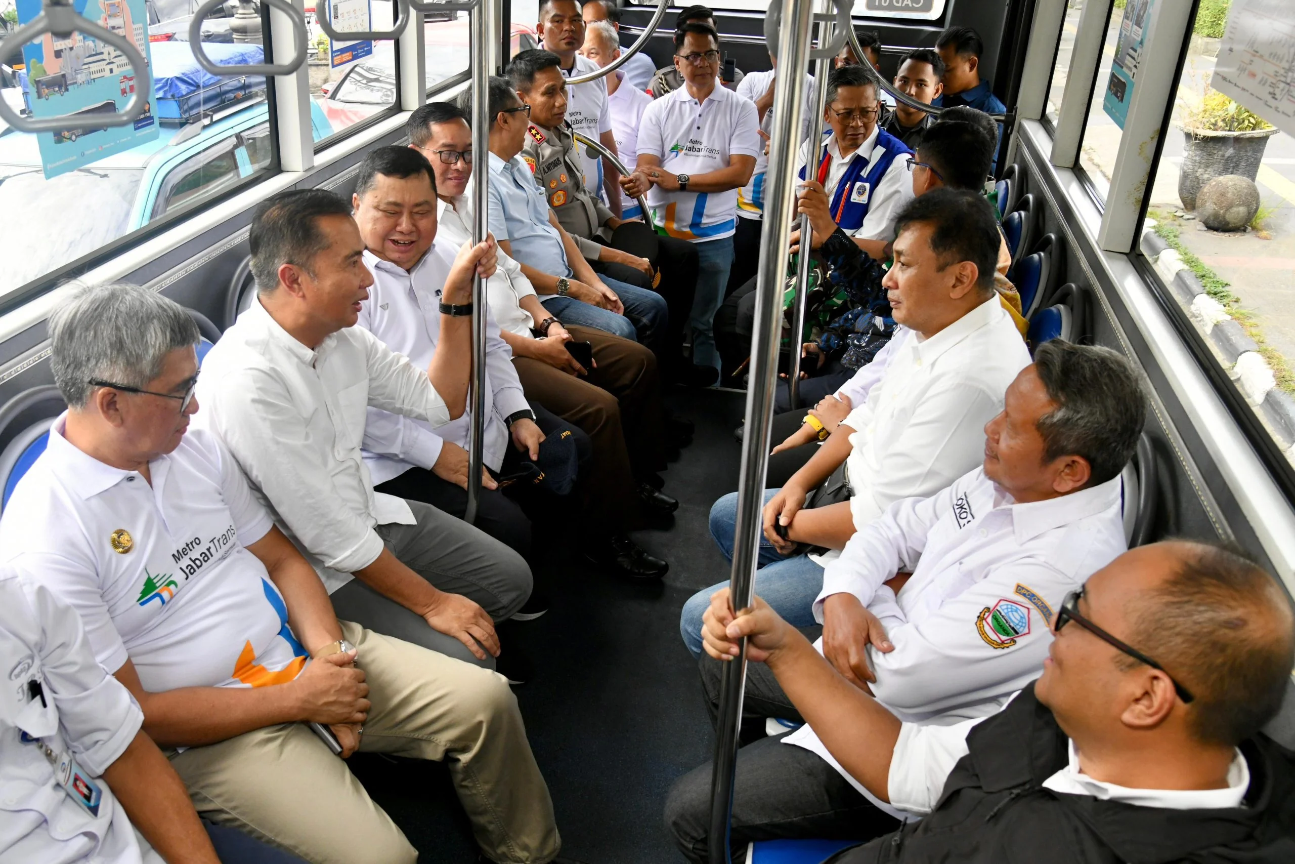 Pj Gubernur Jawa Barat Bey Machmudin menghadiri Peluncuran Rebranding Bus Rapid Transit Menjadi Metro Jabar Trans di Jalan Diponegoro,  depan Gedung Sate, Kota Bandung, Selasa (31/12/2024).