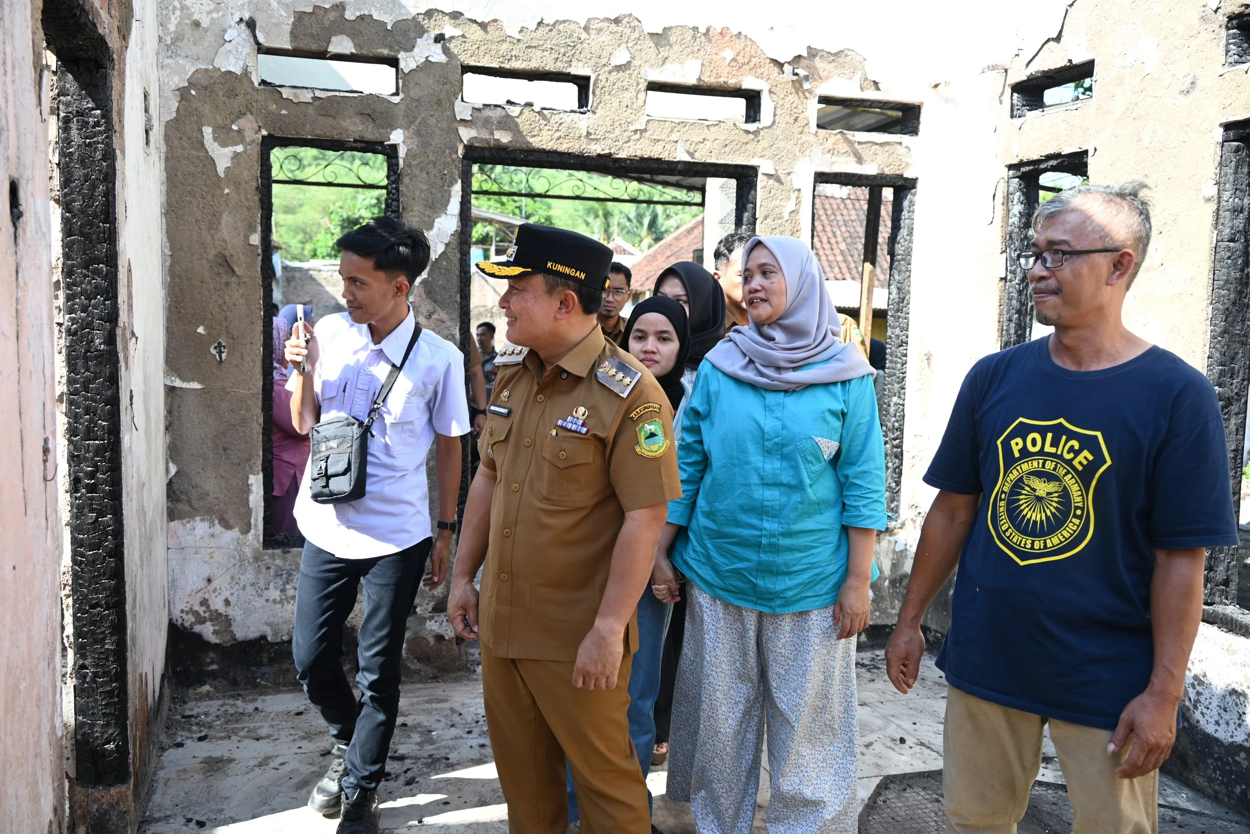Bupati Kuningan, Dr. H. Dian Rachmat Yanuar, Msi, meninjau lokasi kebakaran.Ist