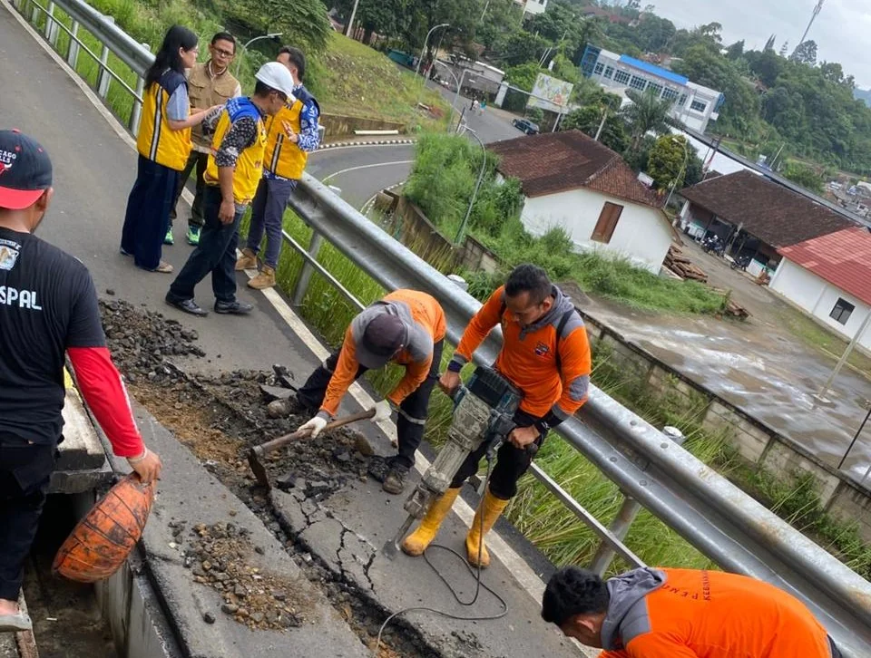 Wali Kota Bogor, Dedie A. Rachim, langsung menginstruksikan jajaran tim teknis untuk melakukan pengecekan mendalam di lokasi pada hari ini.Dok-Diskominfo Kota Bogor