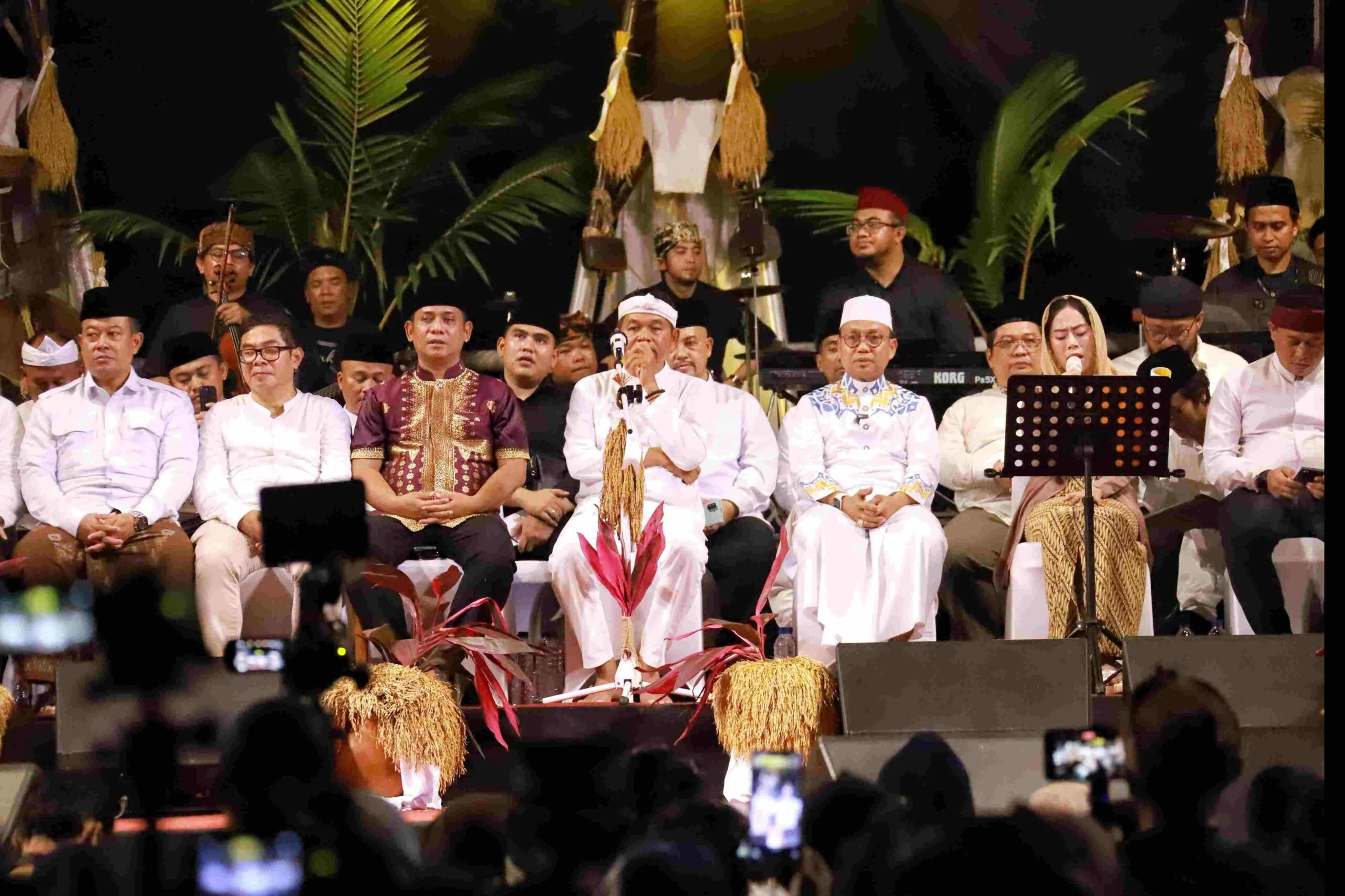 SAFARI RAMADHAN : Plt Bupati Bekasi Asep Surya Atmaja menunaikan sholat tarawih sekaligus menghadiri Safari Ramadhan 1447 H bersama Gubernur Jawa Barat Kang Dedi Mulyadi (KDM) dengan menghadirkan penceramah Ustadz Das'ad Latif, di Lapangan Sepak Bola Den